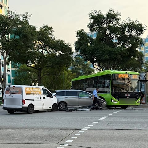 蔡厝港三车连撞 货车司机和巴士乘客送院