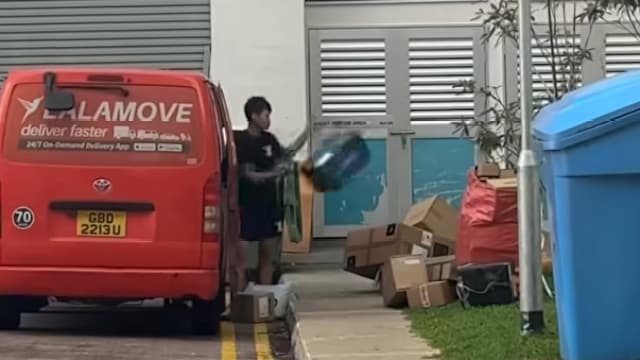 送货人员狂掷包裹到地上 惹网民不满