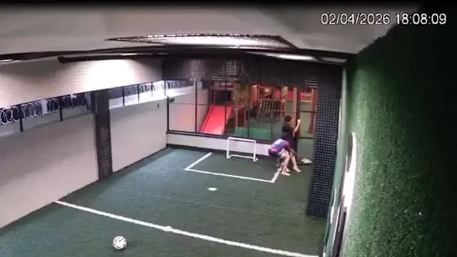 少年触电受困铁门 同伴冒险救人避免悲剧