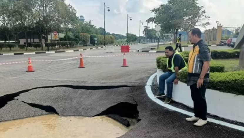 Lubang benam sedalam satu meter dikesan di depan kompleks VIP KLIA Lubang benam sedalam satu meter dikesan di depan kompleks VIP KLIA