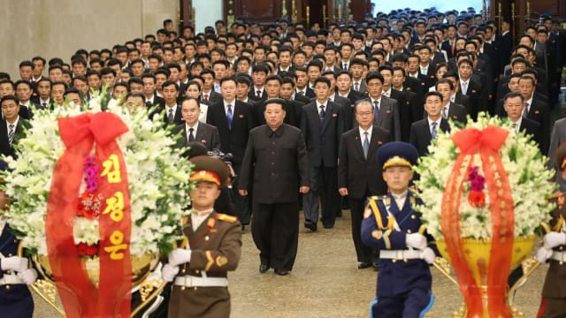 金正恩参谒锦绣山太阳宫 纪念已故金日成