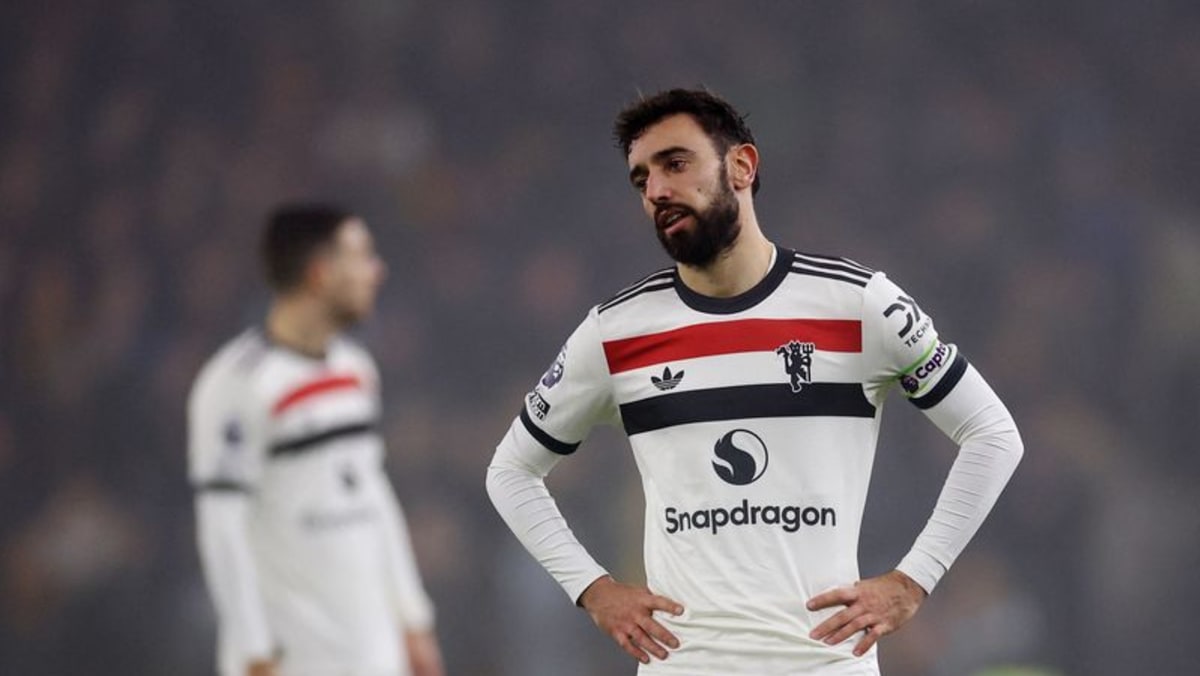 Fernandes sent off as Manchester United lose 2-0 at Wolves