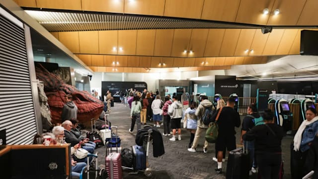 恶劣天气袭新西兰 强风导致航班受影响空中交通瘫痪