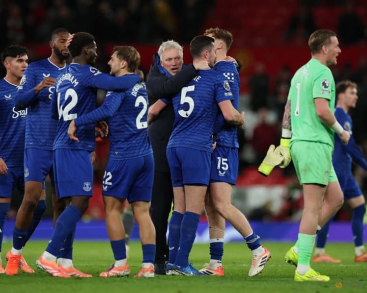 Everton beat Man Utd despite Gueye seeing red for slap on teammate