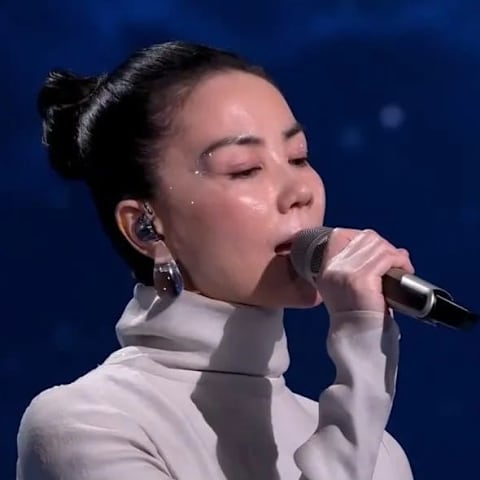 王菲六登央视春晚　透明水滴耳环再掀讨论潮！