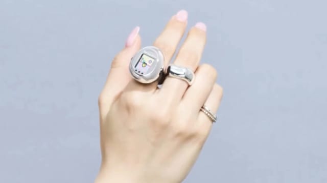 Tamagotchi电子鸡30周年变身戒指！彩色荧幕仅28mm，3款颜色10月开卖
