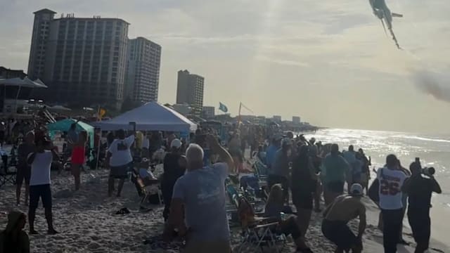 “蓝天使”战机低空掠过海滩引争议 美国海军：飞行员不受处分