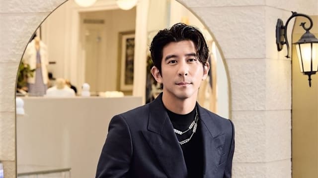 修杰楷闪兵风波后首露面，同框梧桐妹网喊：太暖！