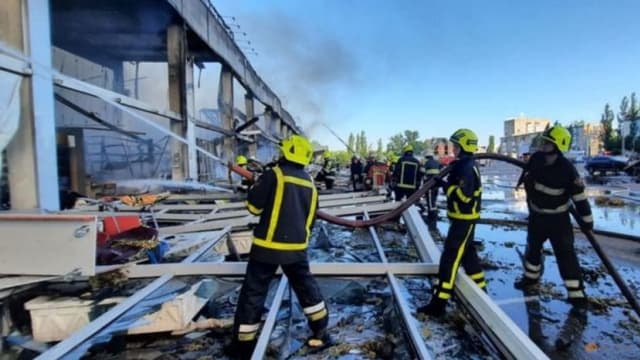 乌克兰克列缅丘格商场遭袭击事件 已致16人死亡