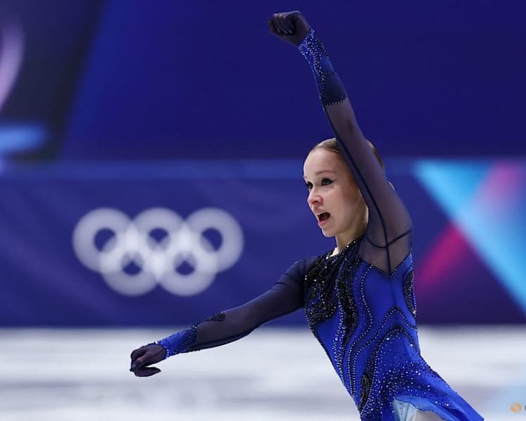 Figure Skating-Crowd lift helps Israel's Seniuk qualify for free skate