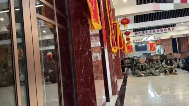 中国成年人被强送特训学校引热议 父母花钱“定制矫治”