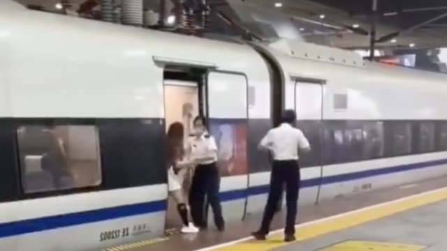 伸腿阻高铁关门让同行人上车 女子行为惹议