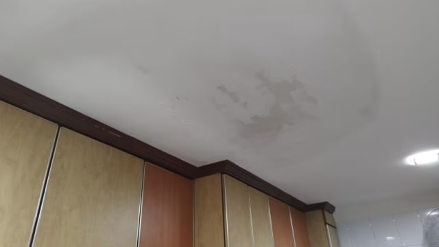淡滨尼居民申诉天花板漏水霉菌滋生 建屋局：无关太阳能板安装工程