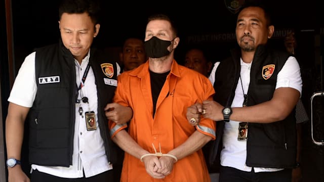 涉跨国毒品走私与洗钱 英男在印尼落网后遣返回国