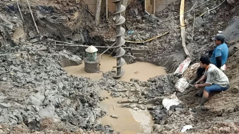 Penyelamat Vietnam kejar masa cuba selamatkan budak lelaki yang jatuh dalam lubang sedalam 35 meter Penyelamat Vietnam kejar masa cuba selamatkan budak lelaki yang jatuh dalam lubang sedalam 35 meter
