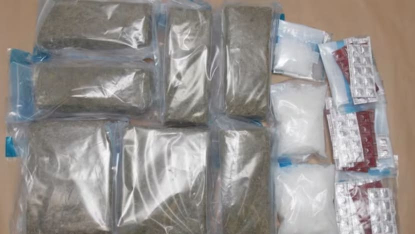 4.6kg ganja dirampas daripada motosikal di Pusat Pemeriksaan Woodlands 4.6kg ganja dirampas daripada motosikal di Pusat Pemeriksaan Woodlands