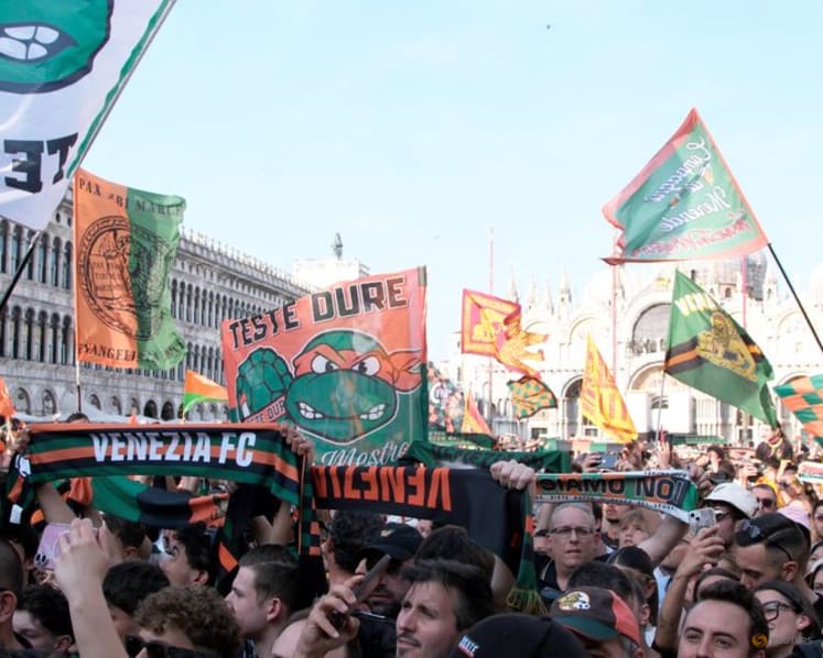 Celebrations in the canals as Venezia set sail for Serie A