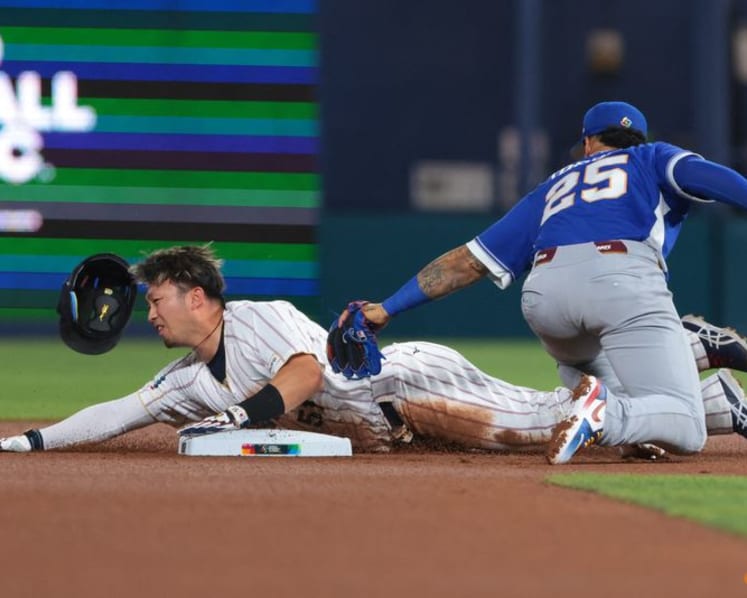 Baseball-Venezuela stun Japan to reach WBC semi-finals, Italy eliminate Puerto Rico