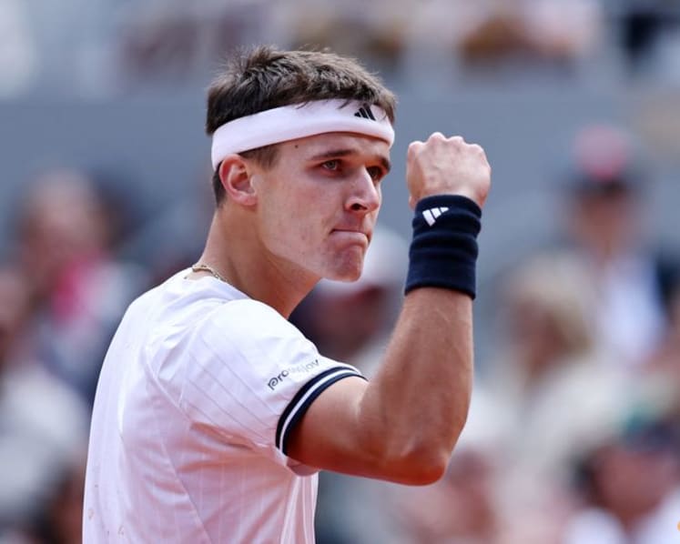 Mensik says facing Zverev at French Open felt like 'hitting a wall'