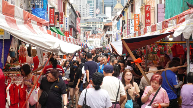 过年前最后周末冲刺 公众趁牛车水促销添购年货