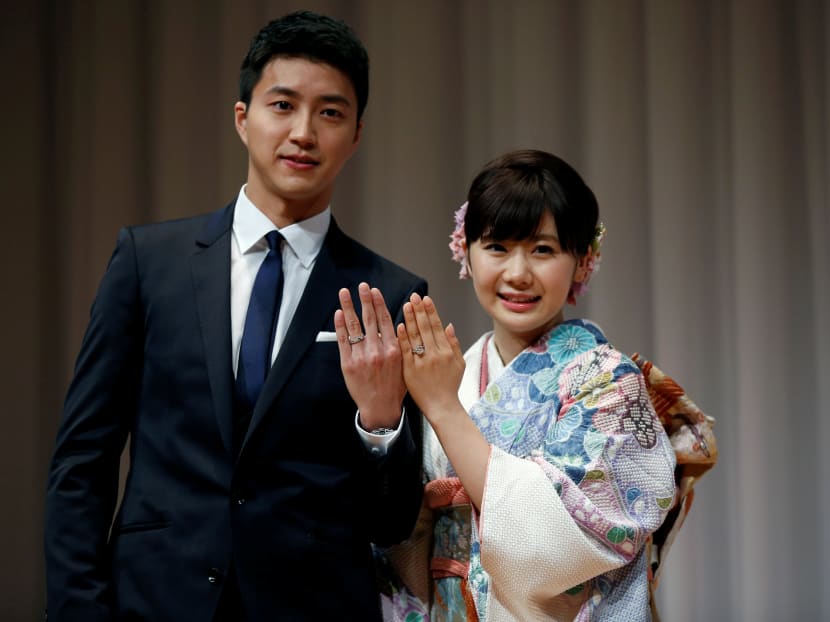 Japan's table tennis Olympian Ai Fukuhara (R) and her husband Taiwan's table tennis Olympian Chiang Hung-chieh pose for the media at a news conference to announce their marriage in Tokyo, Japan, September 21, 2016.  Photo: Reuters