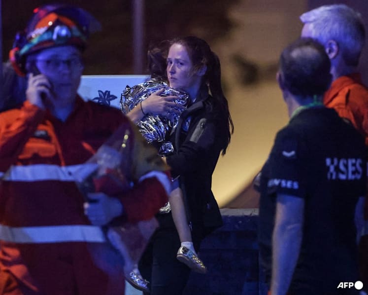 '10 minutes of just bang, bang, bang': Witnesses describe panic as gunmen open fire at Bondi Beach