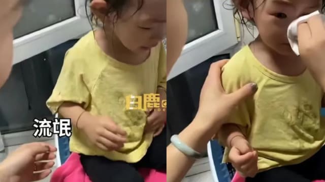 牢记妈妈说别让男人碰 爸帮洗澡两岁娃怒骂“流氓”