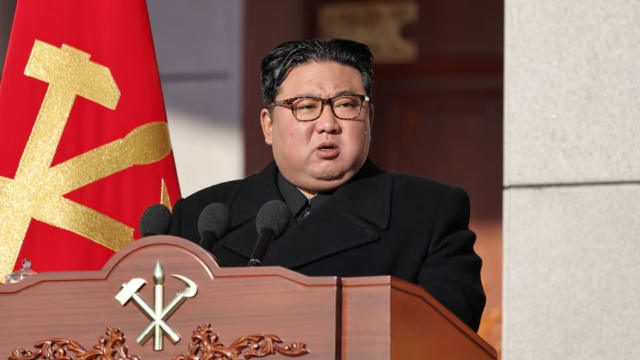 金正恩视察军队火炮武器系统并观看试射工作