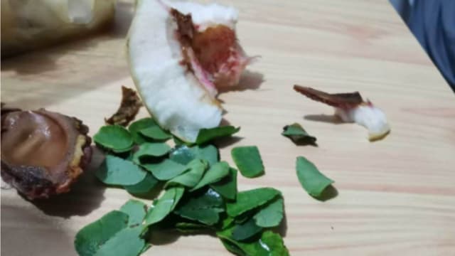 吃桃奇事！北京女子咬开桃子发现有很多新鲜碎树叶