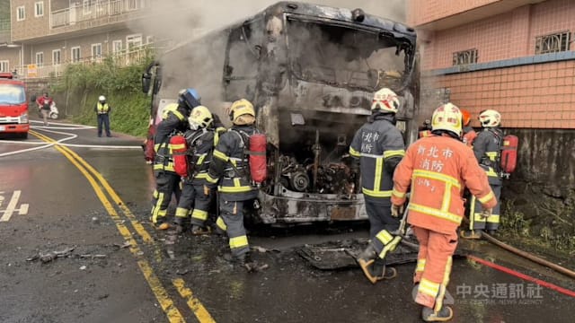 九份老街旅游巴士突起火 抢救不果烧剩骨架