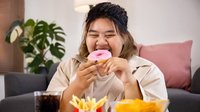 每次熬夜之后，就特别想吃炸的、甜的、咸的？