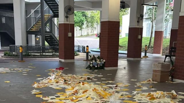 组屋底层洒满金纸 殡葬业者：属福建道教丧礼科仪