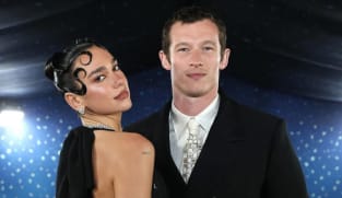 Akui bertunangan, Dua Lipa pamer cincin dan kisah romantis dengan Callum Turner