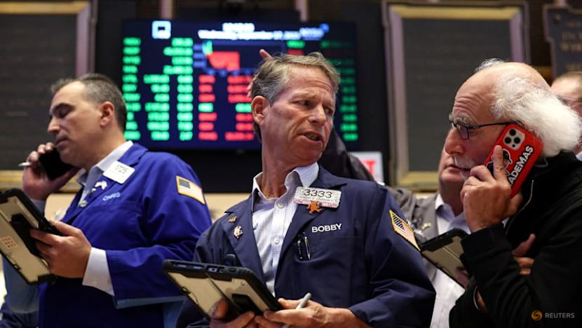 Trading Day: Stocks' momentum fades, gold plunges 