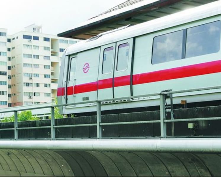 Slowdown on East-West MRT line as jewellery causes train door to jam