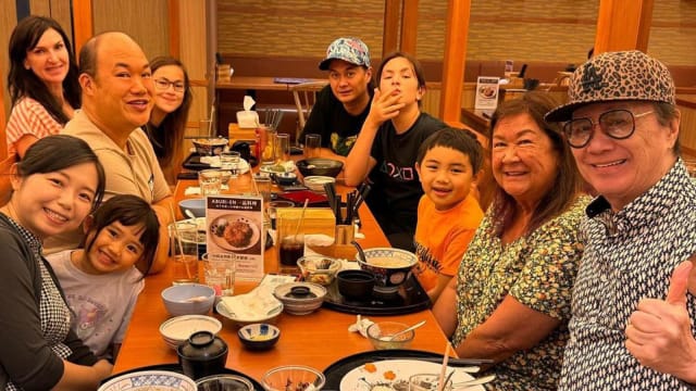 许冠杰庆祝76岁生日　儿孙满堂画面超温馨！