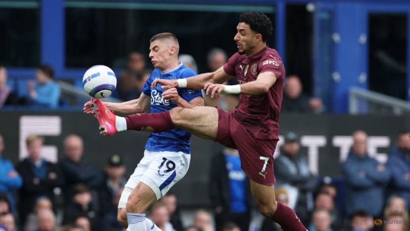 Manchester City strike late for 2-0 victory at Everton