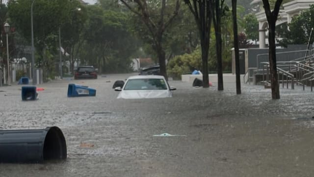 下午强降雨引发水灾 公用局对逾20区发水灾警报 