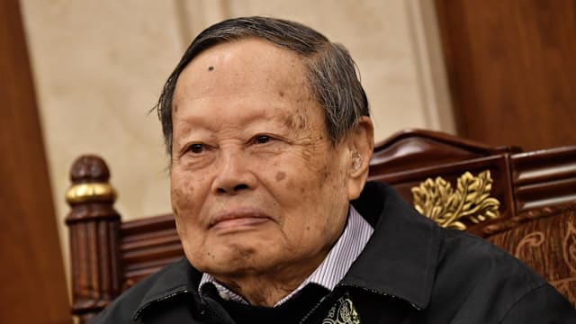 【新闻人物】一生致力物理探索 杨振宁对学术与教育影响深远