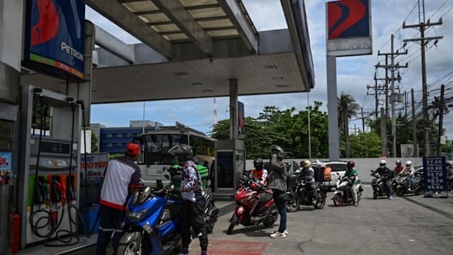 中东局势升级引发油价恐慌 亚洲多国严打囤油稳定市场