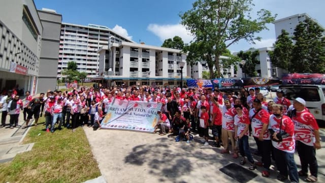 逾百摩托骑士和志工 国庆日义派千盒黄姜饭给勿洛北低收入家庭