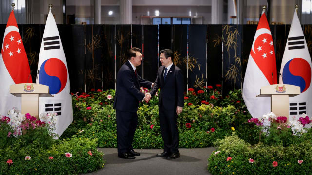 我国与韩国明年升格为战略伙伴关系 签署多项合作协议