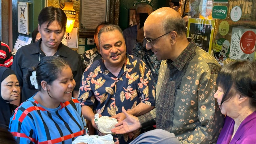 Restoran Islamic agihkan lebih 3,000 bungkus beriani sempena ulang tahun ke-103