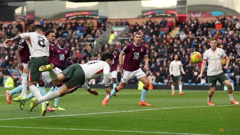 Chelsea close gap on leaders Arsenal with 2-0 win at Burnley
