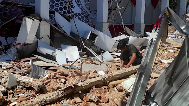 印尼7.4级地震引发海啸 至少一人死亡