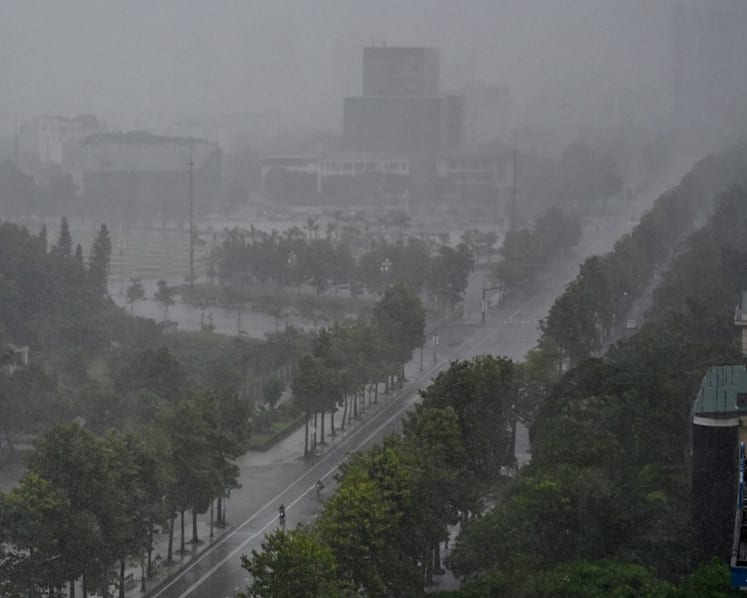 Typhoon Kajiki lashes Vietnam, killing one as thousands evacuate