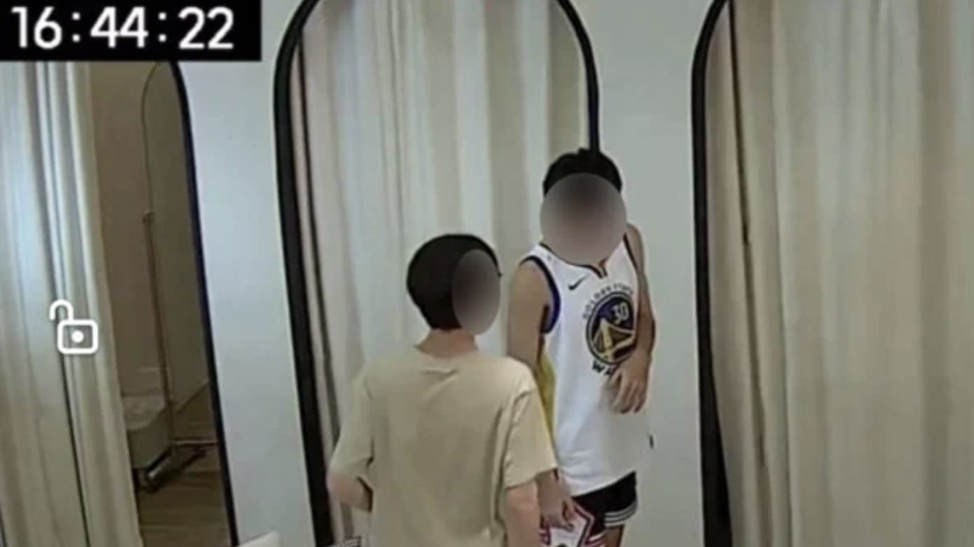 女子称在新山更衣室被掀帘偷窥 现场妇女为两名涉事少年叫屈