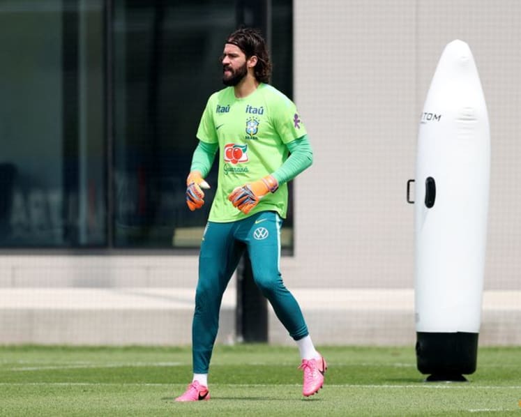 Brazil's Alisson sees no advantage for teams tipped as World Cup favourites