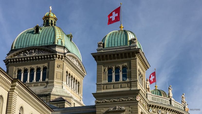 Switzerland seeks to tighten rules on bankers' bonuses