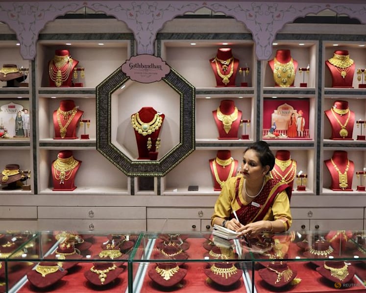 Gold nears $5,400/oz, rally gains momentum as uncertainties mount